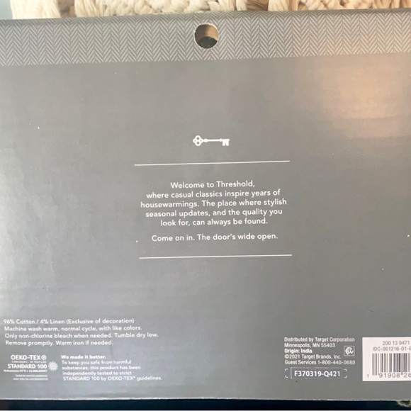 Table/Picnic Throw.  Color Green/White 💚 - Picture 6 of 6